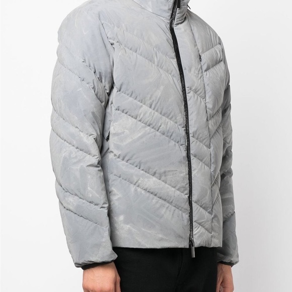 Patterned with an abstract muted take on camouflage print, this Monclear 🧥 - Picture 3 of 4